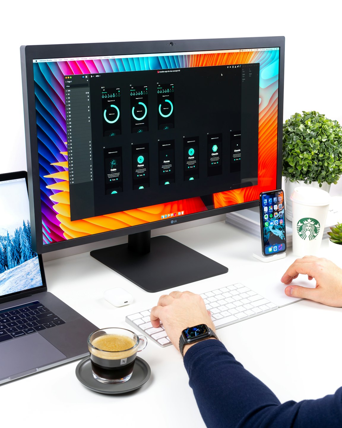 Designer che lavora su mockup UI su un computer desktop.