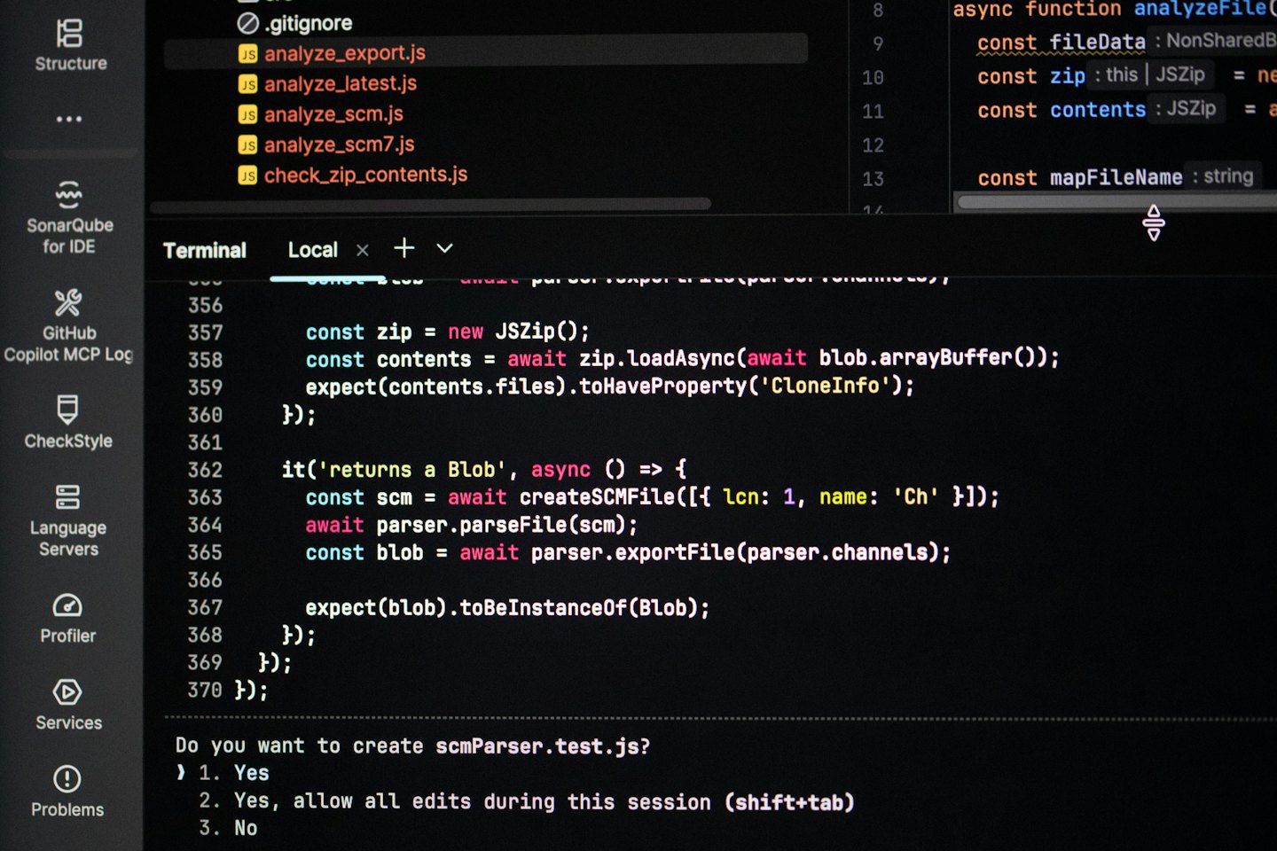 Schermo di un computer con linee complesse di codice software.