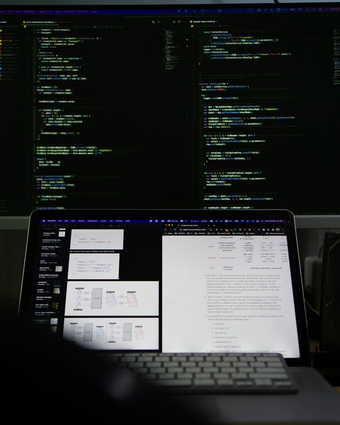 Due monitor di computer mostrano righe di codice su una scrivania.