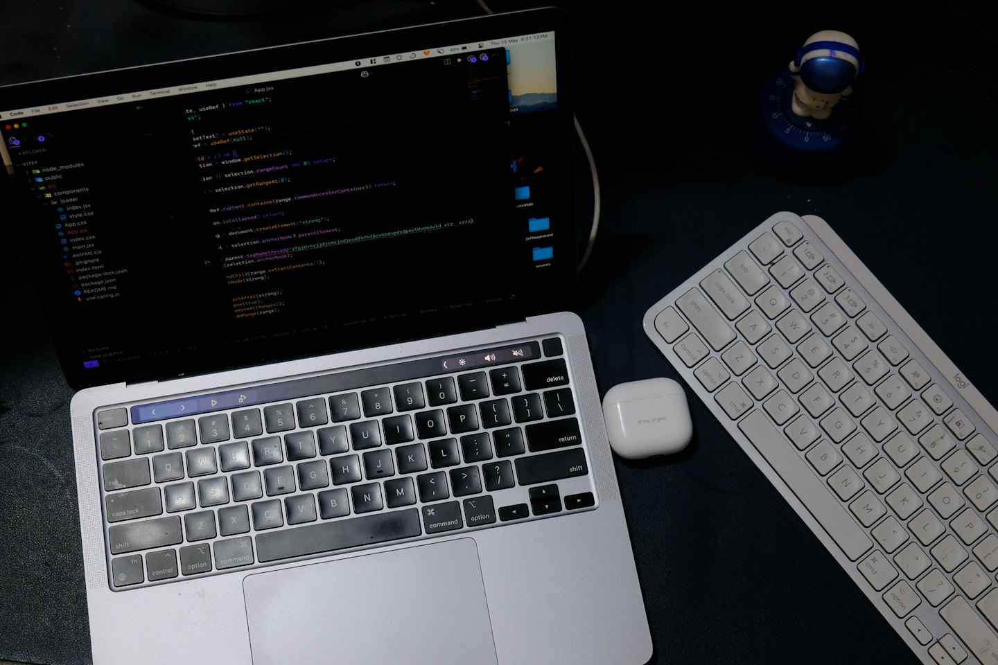 Un laptop con codice su una scrivania con tastiera.